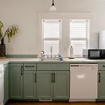 Hipster Vibe Apartment - Food Carts & Live Music