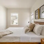 Hipster Vibe Apartment - Food Carts & Live Music
