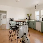 Hipster Vibe Apartment - Food Carts & Live Music