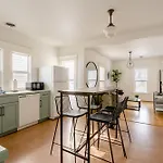 Hipster Vibe Apartment - Food Carts & Live Music